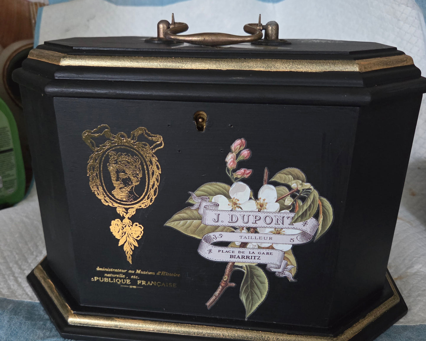 Large Jewellery box with lift out compartment.