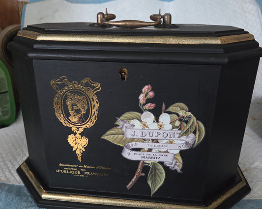 Large Jewellery box with lift out compartment.