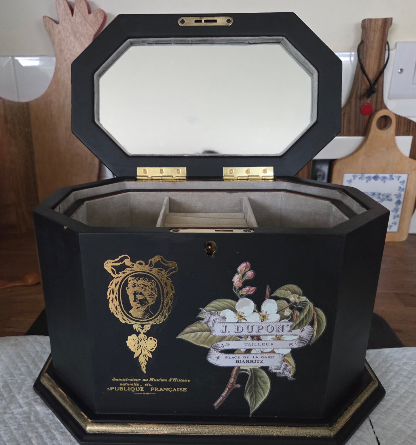 Large Jewellery box with lift out compartment.