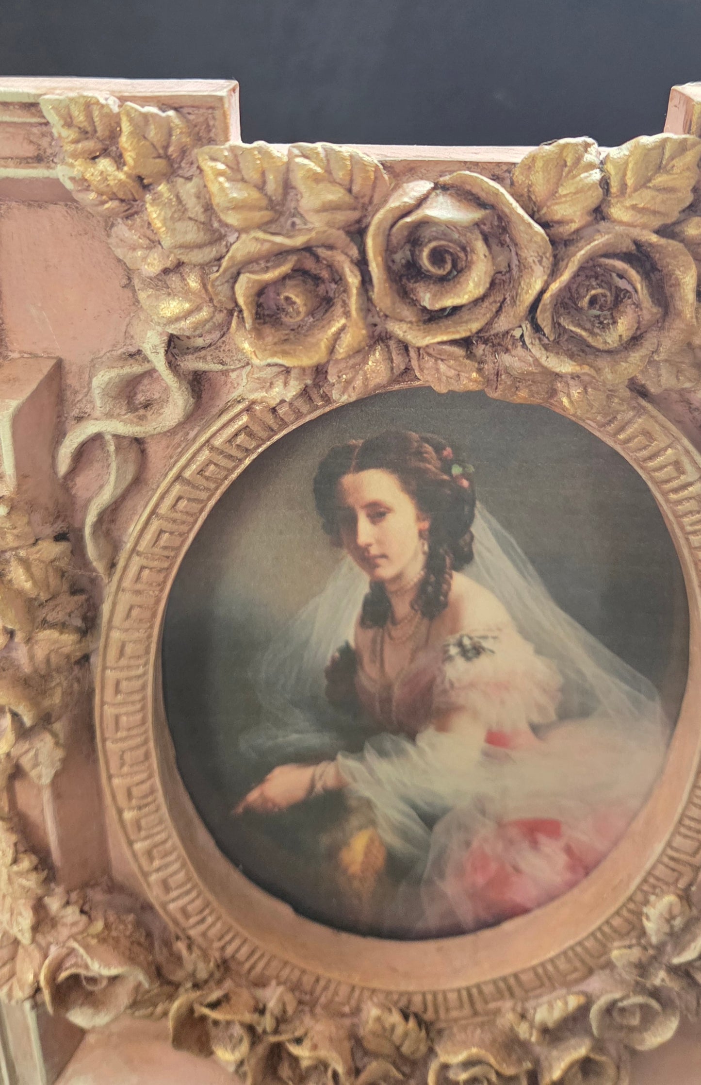 Elegant Vintage Inspired Frame