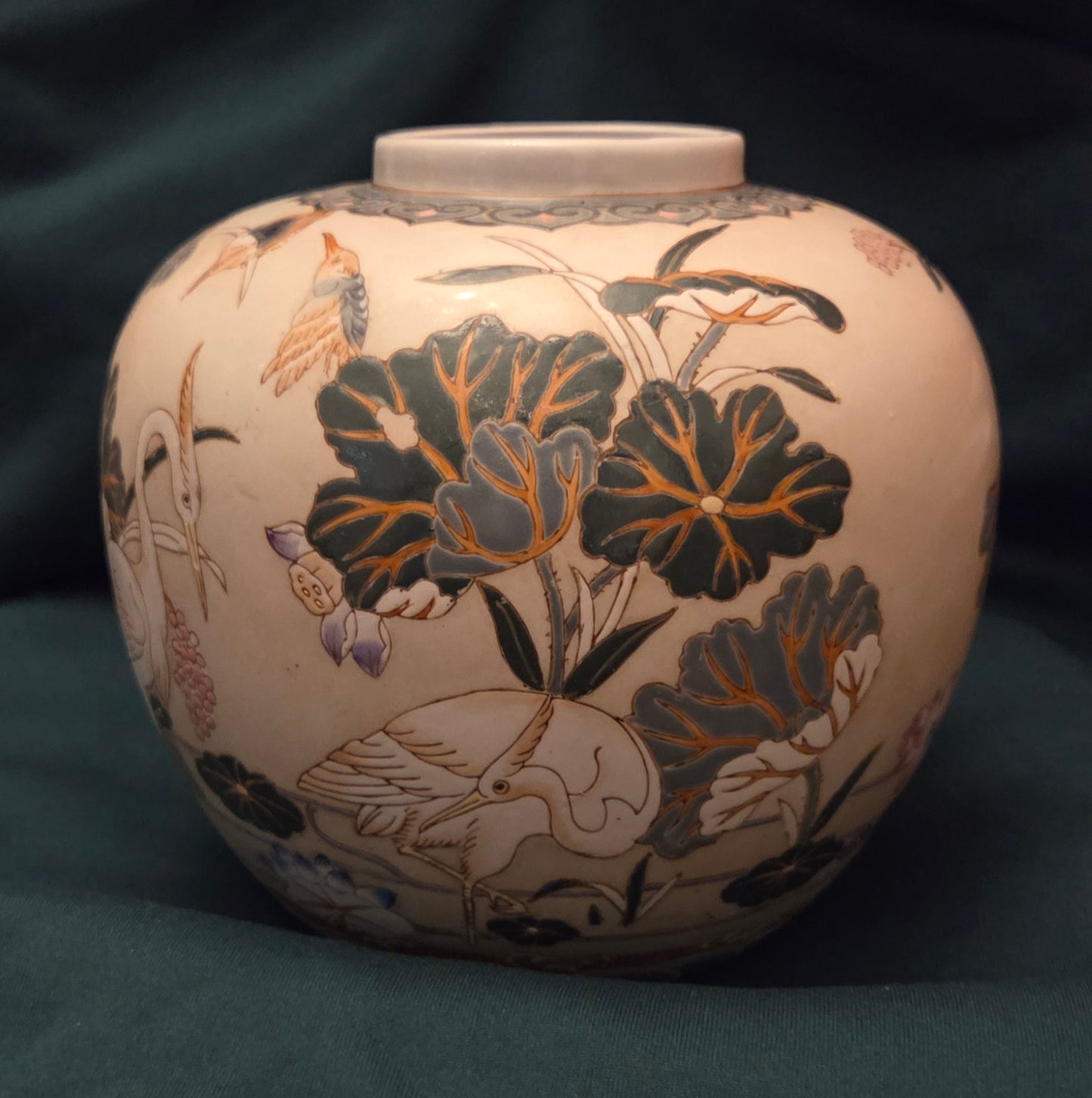 Vintage Chinese Macau Story vase