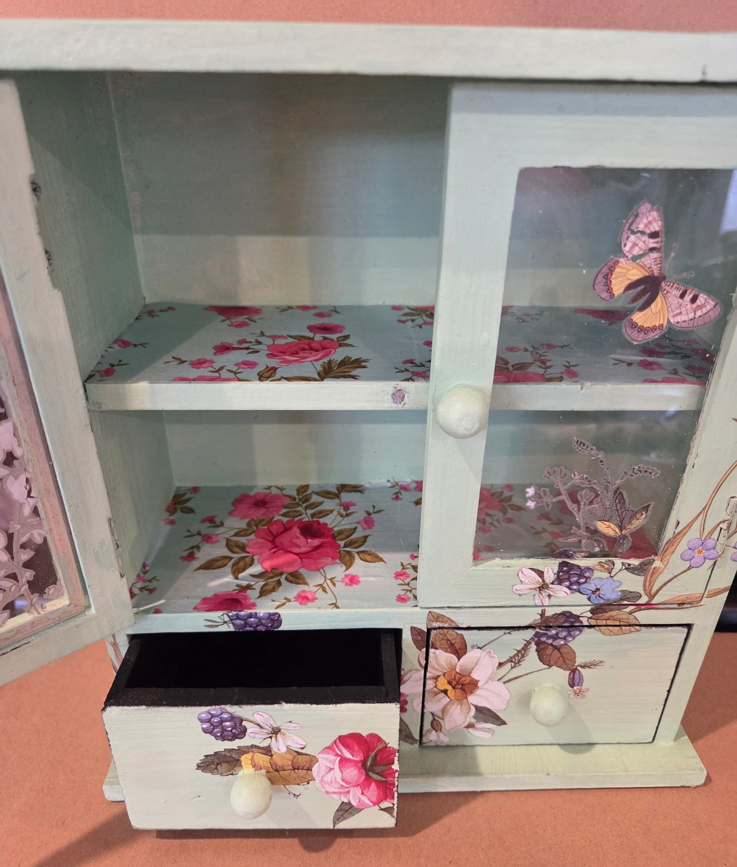 Mini display cabinet